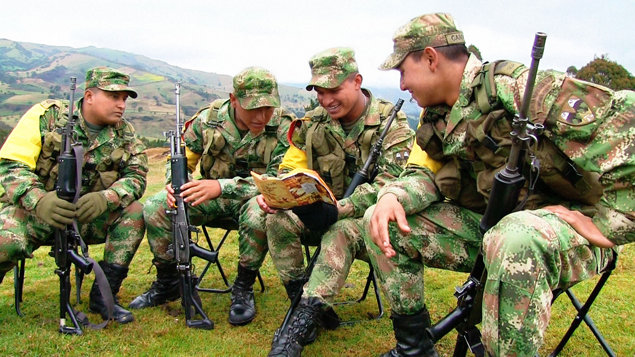 Солдаты колумбийской армии читают «Историю прав человека».